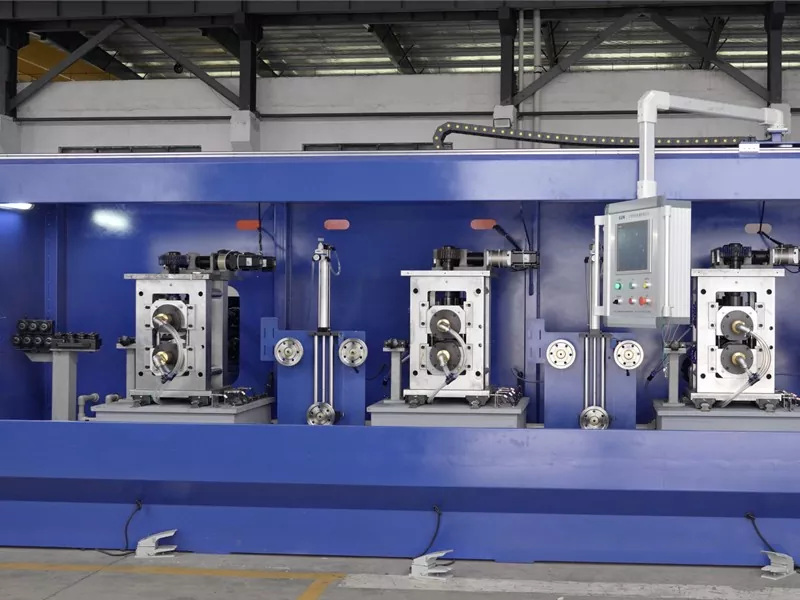 Twee hoge rollende machines